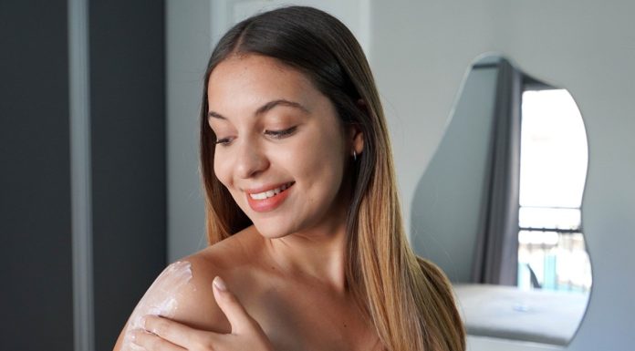 Bez swędzenia i drapania. Z tym masłem pozbędziesz się suchej skóry po 1. użyciu