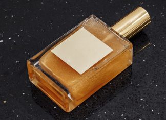 Ten nowy suchy olejek z drobinkami to hit! Rozświetli ciało i włosy