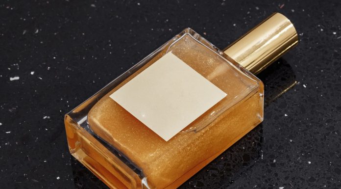 Ten nowy suchy olejek z drobinkami to hit! Rozświetli ciało i włosy