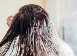 Ten peeling do skóry głowy zakończy twoje problemy z przetłuszczaniem się włosów