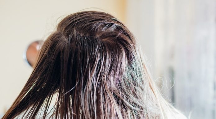 Ten peeling do skóry głowy zakończy twoje problemy z przetłuszczaniem się włosów