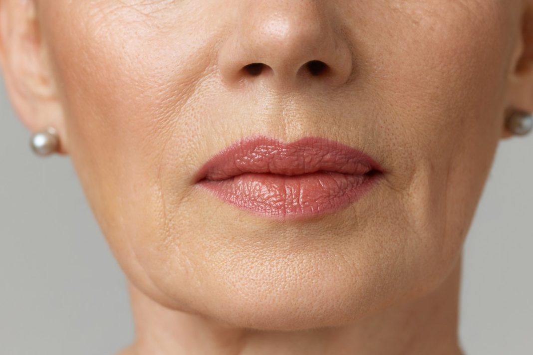 Ten krem to pogromca zmarszczek marionetki! Przez noc napina opadający kontur twarzy