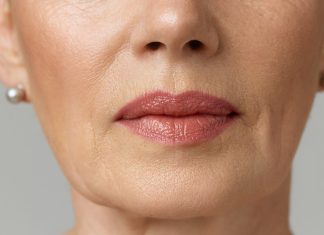 Ten krem to pogromca zmarszczek marionetki! Przez noc napina opadający kontur twarzy