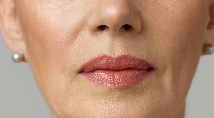 Ten krem to pogromca zmarszczek marionetki! Przez noc napina opadający kontur twarzy