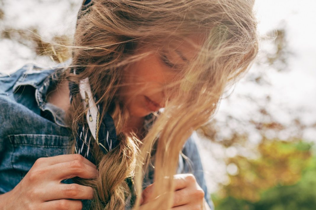 Splątane, matowe i… trudne. Ta rutyna pielęgnacyjna odmieni twoje włosy