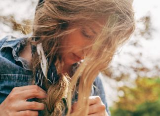 Splątane, matowe i… trudne. Ta rutyna pielęgnacyjna odmieni twoje włosy