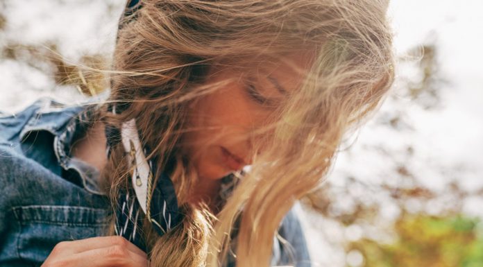 Splątane, matowe i… trudne. Ta rutyna pielęgnacyjna odmieni twoje włosy