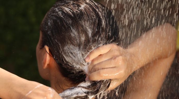 Nadmierne wypadanie włosów? Pomoże szampon z końską dawką kofeiny. Kosztuje grosze!