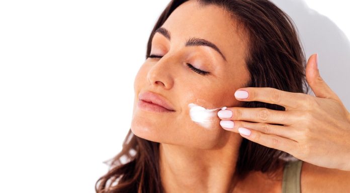 Ten tani kolagenowy krem w dużej butli to jakiś obłęd. „Odstawiłam wszystkie inne”