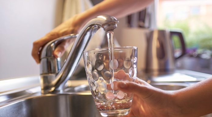 Czy picie wody rzeczywiście pomaga schudnąć? Oto co twierdzą badania