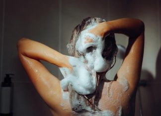 Trzy szampony do włosów, które wypadają garściami. Wszystkie w dobrej cenie