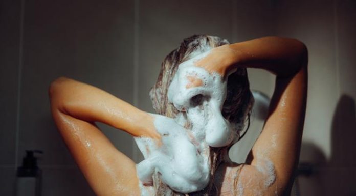 Trzy szampony do włosów, które wypadają garściami. Wszystkie w dobrej cenie