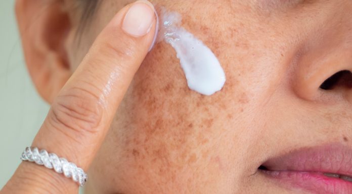 Ile kremu z filtrem nałożyć na twarz? To powszechnie popełniany błąd