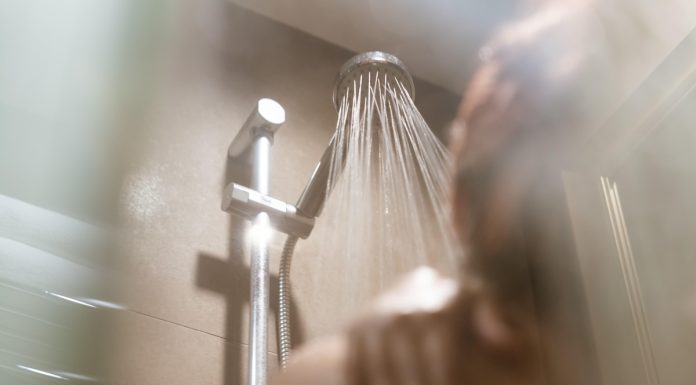 Błąd pod prysznicem, który może zagrażać życiu. Nie chodzi o poślizgnięcie