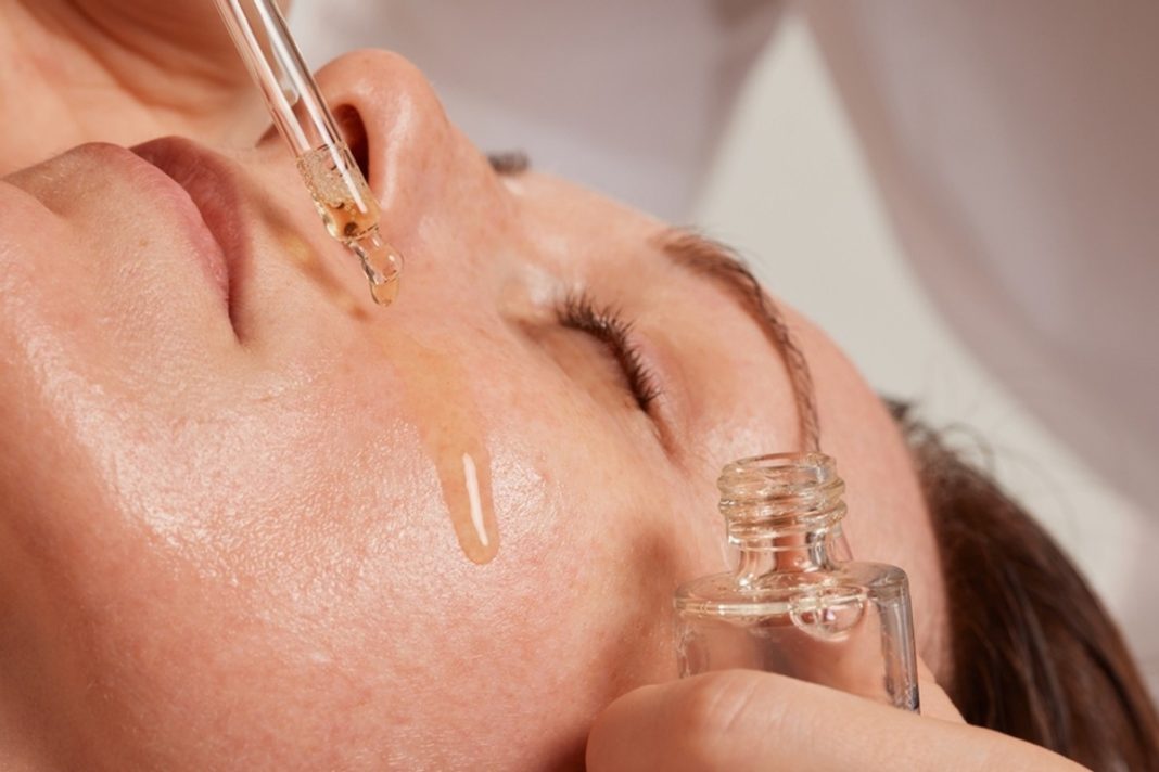 To serum wymazuje zmęczenie z twarzy. Cera, jak po masażu kobido