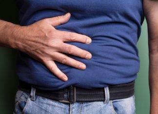 Szklanka tego napoju zwiększa ryzyko raka jelita grubego. Lekarze alarmują