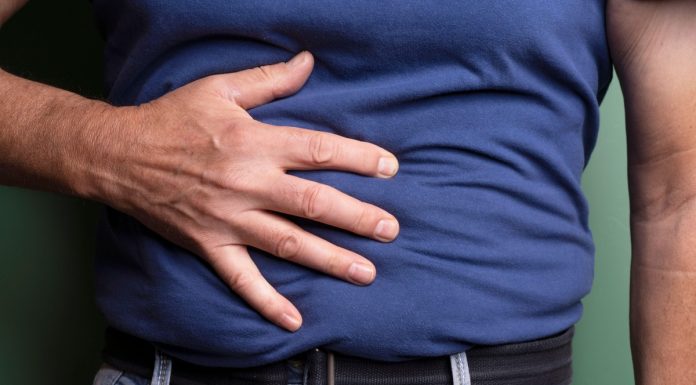 Szklanka tego napoju zwiększa ryzyko raka jelita grubego. Lekarze alarmują