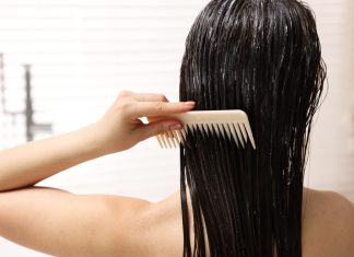 Jak czesać mokre włosy po kąpieli? Ten błąd popełnia niemal każdy