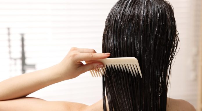 Jak czesać mokre włosy po kąpieli? Ten błąd popełnia niemal każdy