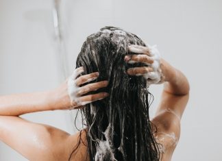 Swędząca skóra głowy? Szampon z trawą cytrynową w mig przyniesie ulgę