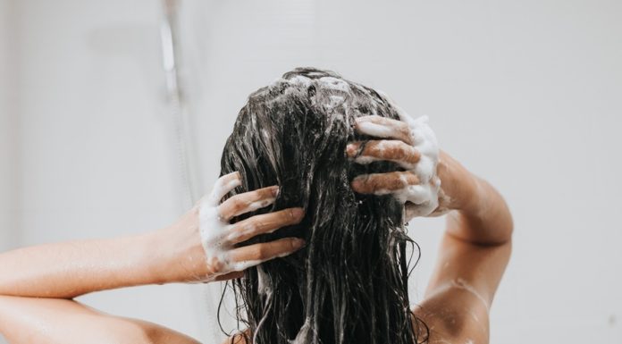 Swędząca skóra głowy? Szampon z trawą cytrynową w mig przyniesie ulgę