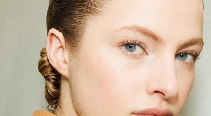 “Chcę mieć taką skórę, żeby chodzić bez makijażu”. Nowe standardy kobiecego piękna