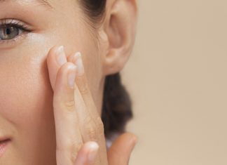 Trzy sera, które dają efekt wypoczętej twarzy jak po 8 h snu. Witaluzują i wygładzają zagniecenia