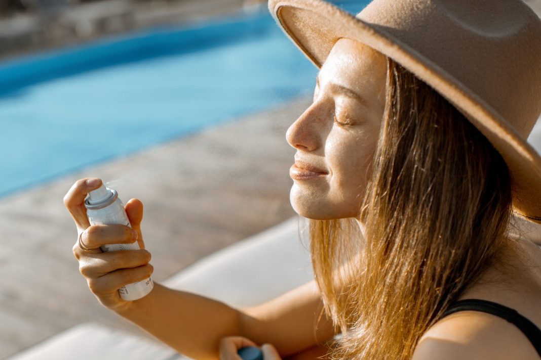 Cytrusowa mgiełka z witaminą C, wodą z mandarynki i SPF50. Aplikuj na make-up