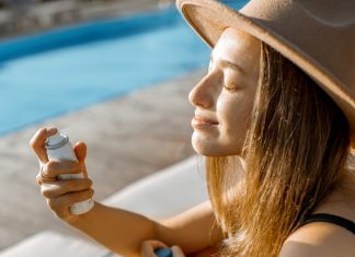 Cytrusowa mgiełka z witaminą C, wodą z mandarynki i SPF50. Aplikuj na make-up