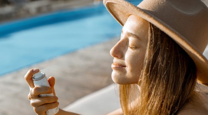 Cytrusowa mgiełka z witaminą C, wodą z mandarynki i SPF50. Aplikuj na make-up