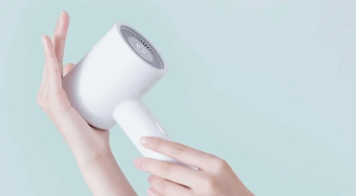 Kompaktowa i lekka suszarka, która ekspresowo suszy włosy. Hit z TikToka, znika błyskawicznie