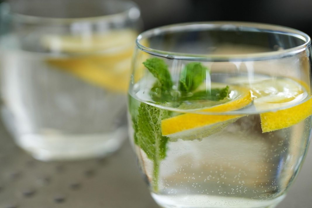 Czego nie pić podczas upałów? Może doprowadzić do udaru i odwadnia organizm