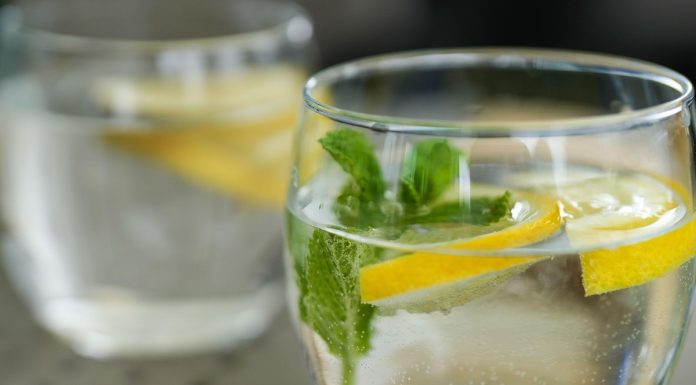 Czego nie pić podczas upałów? Może doprowadzić do udaru i odwadnia organizm