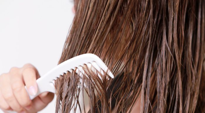 Świetna płukanka na „siwki”. Wystarczy jeden składnik