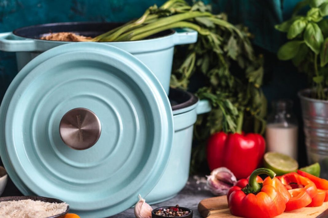 Ten żeliwny garnek kosztuje grosze, a jest niezniszczalny. Ma obłędny kolor