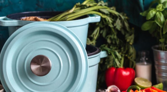 Ten żeliwny garnek kosztuje grosze, a jest niezniszczalny. Ma obłędny kolor