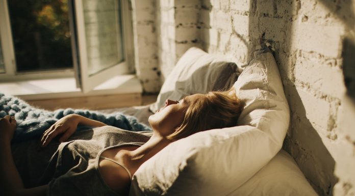 Czy spanie przy otwartym oknie jest zdrowe? Odpowiedź może was zaskoczyć