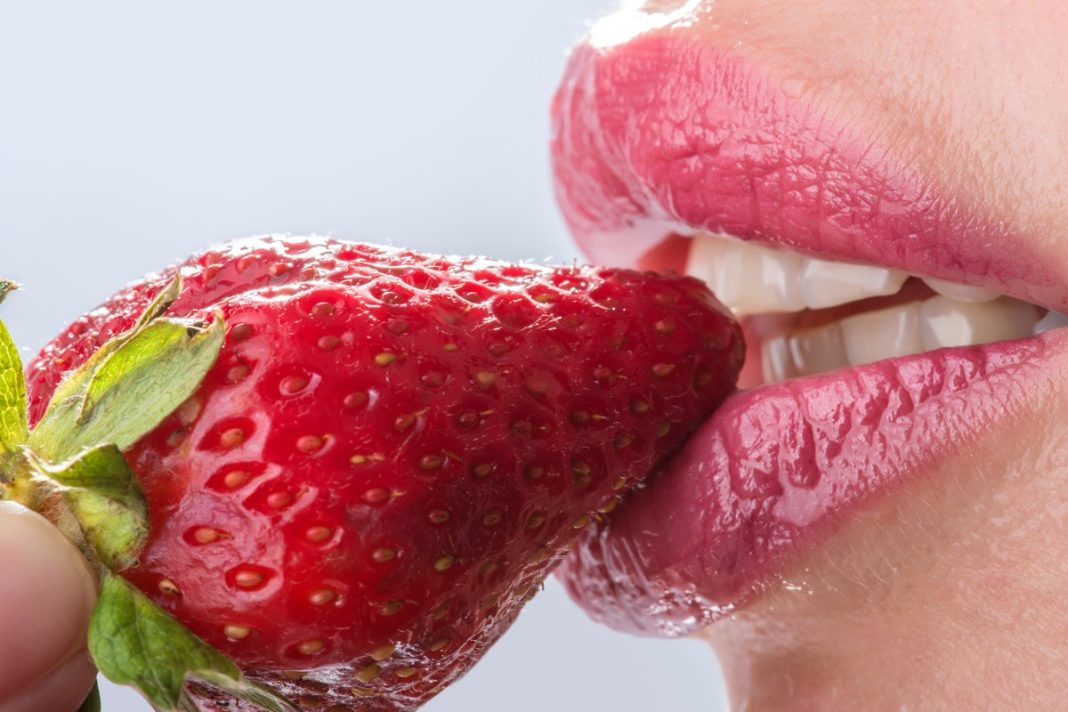 Mokre, apetyczne i powiększone usta - ten satynowy olejek to hit