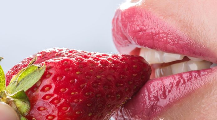 Mokre, apetyczne i powiększone usta – ten satynowy olejek to hit