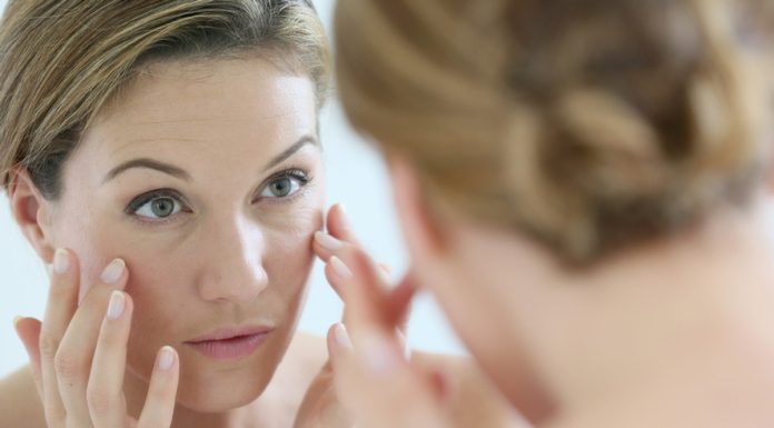 Te sera mają aż trzy rodzaje kwasu hialuronowego w składzie. Odmładzają i nawilżają