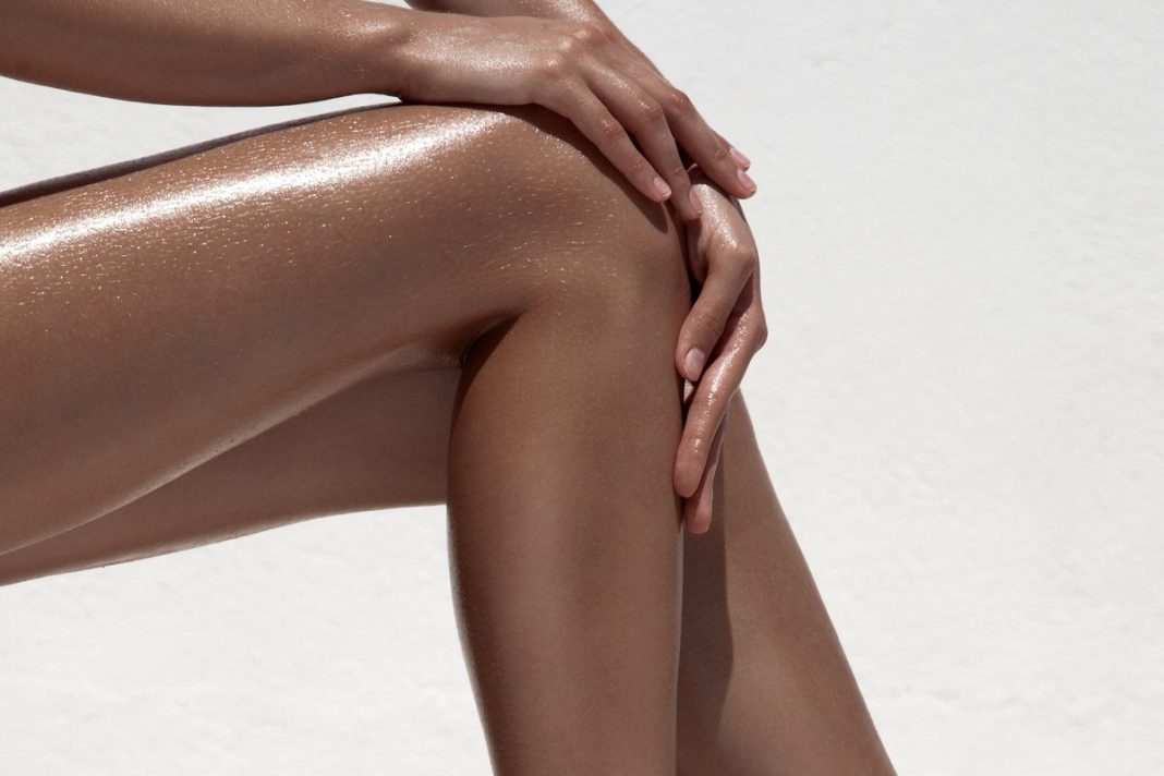 Krem CC do ciała robi szybki retusz nóg. Wyrównuje koloryt i wysmukla