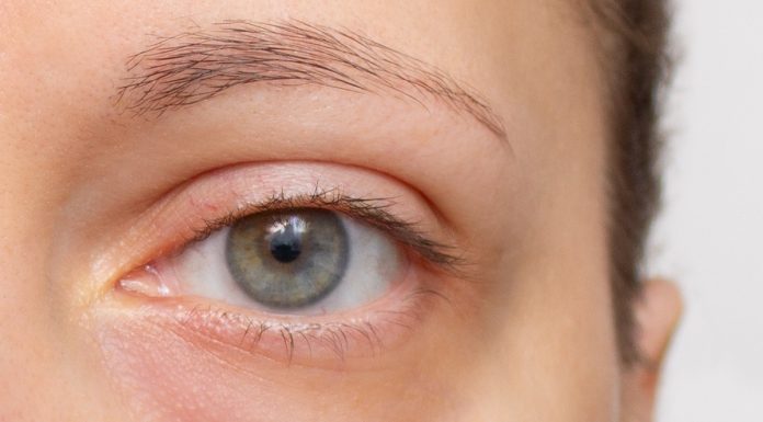 Filler pod oczy z chłodzącym aplikatorem redukuje opuchnięcia jak zimny okład