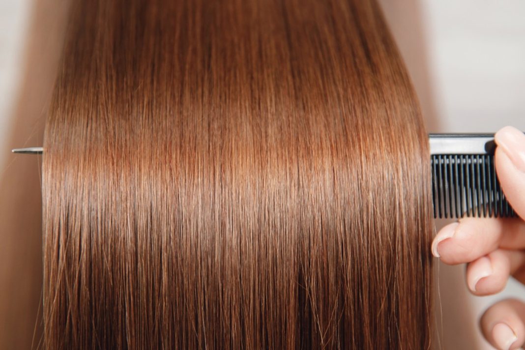 Ta odżywka nieziemsko wygładza włosy. Nie puszą się nawet przy dużej wilgoci