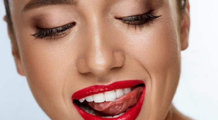 Białe zęby w kilka minut? Fioletowa pasta optycznie wybiela i to nawet o dwa odcienie