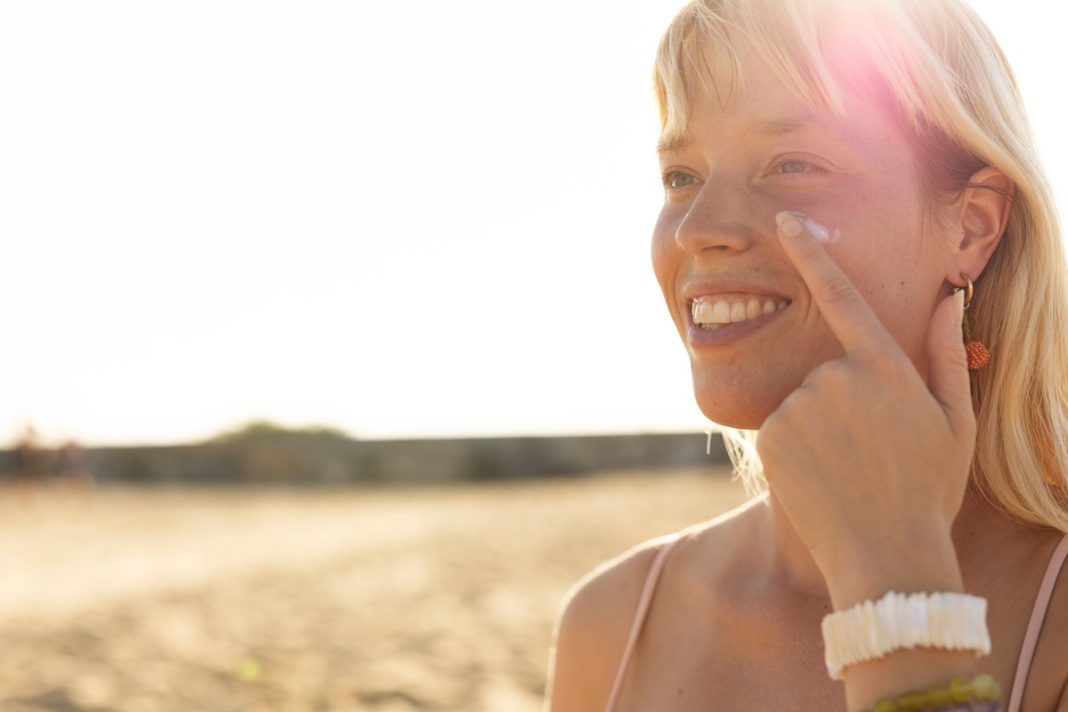 Jak nakładać SPF na makijaż – kosmetolożka zdradza autorski trik.