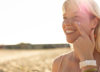 Jak nakładać SPF na makijaż – kosmetolożka zdradza autorski trik. „Reaplikacja filtra to klucz do pięknej skóry”