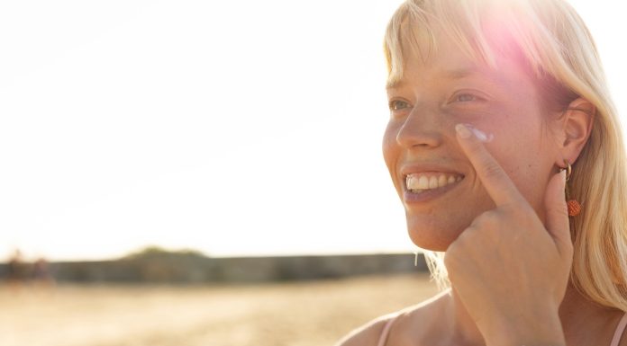 Jak nakładać SPF na makijaż – kosmetolożka zdradza autorski trik. „Reaplikacja filtra to klucz do pięknej skóry”