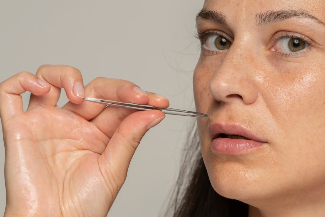 Niezawodny sposób na niechciany wąsik. Te domowe triki to hit