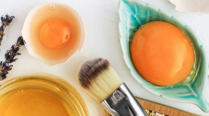 Pożegnaj suche i łamliwe włosy. Wystarczą produkty z lodówki