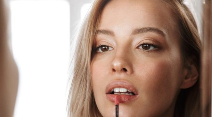 Pełne usta bez igły? Nowy peptydowy booster z kwasem wypełnia wargi